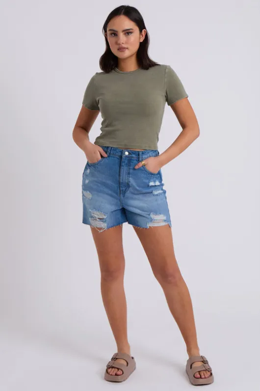 Mid-Wash Ripped Mom Short